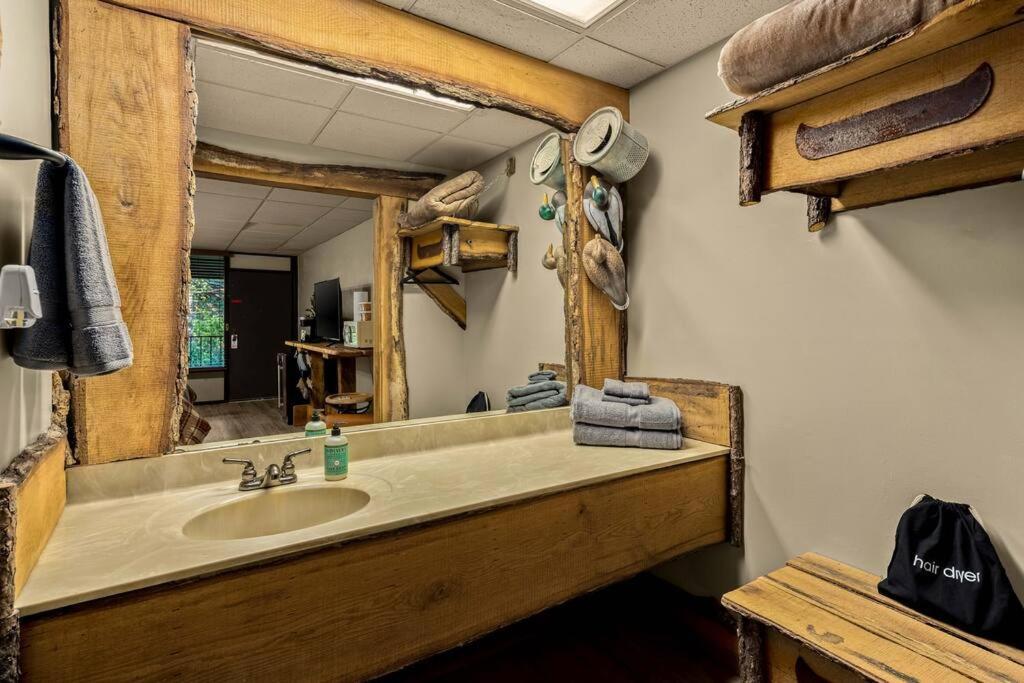 Stonegate Lodge King Bed Wifi 50 In Roku Tv Salt Water Pool Room # 101 Eureka Springs Exterior foto