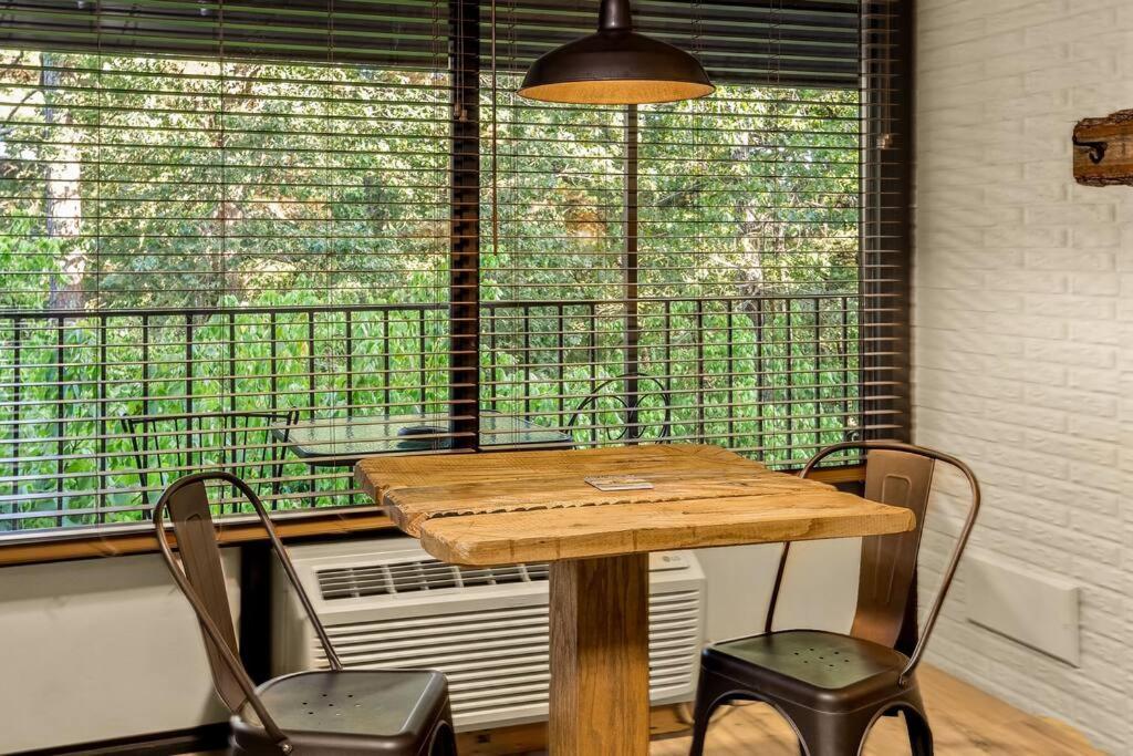 Stonegate Lodge King Bed Wifi 50 In Roku Tv Salt Water Pool Room # 101 Eureka Springs Exterior foto