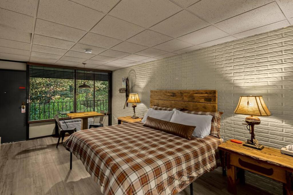 Stonegate Lodge King Bed Wifi 50 In Roku Tv Salt Water Pool Room # 101 Eureka Springs Exterior foto