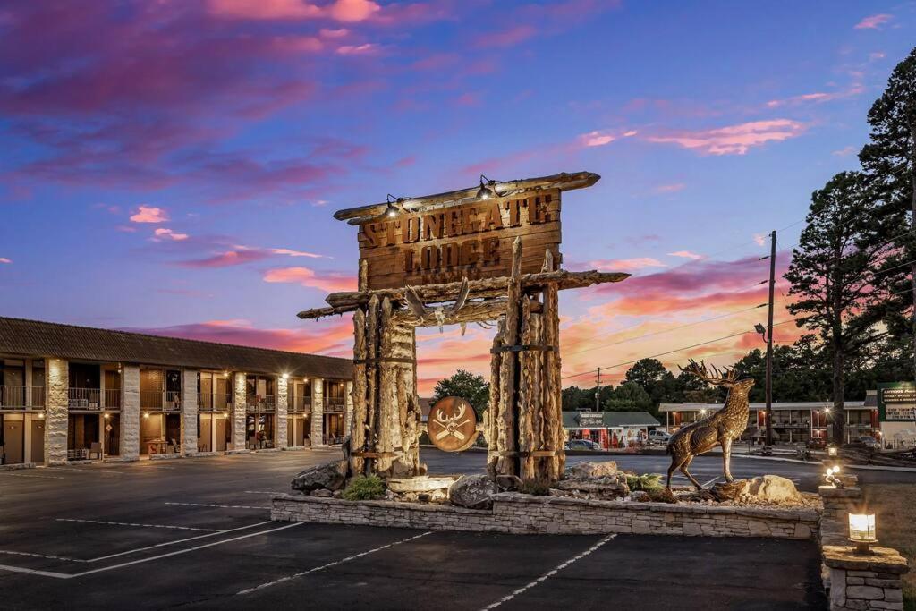 Stonegate Lodge King Bed Wifi 50 In Roku Tv Salt Water Pool Room # 101 Eureka Springs Exterior foto