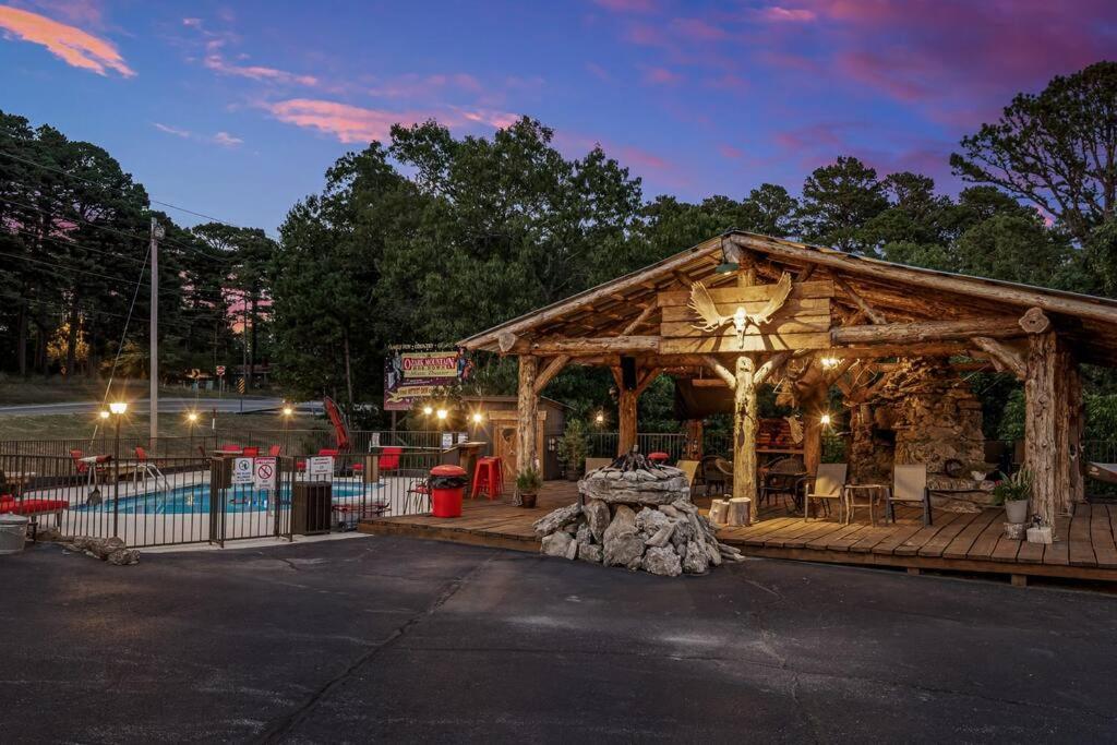 Stonegate Lodge King Bed Wifi 50 In Roku Tv Salt Water Pool Room # 101 Eureka Springs Exterior foto